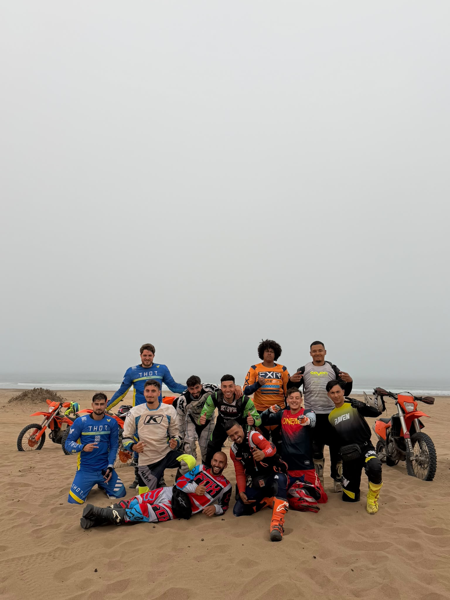 Photo de groupe de riders enduro Sanoch Agadir Ride, casques sur les hanches et sourires après la sortie