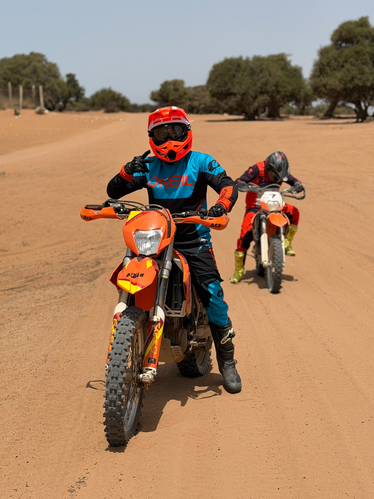 Pilote KTM 450 EXC-F évoluant dans les paysages arides de l'arrière-pays d'Agadir — enduro tout-terrain
